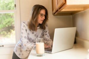 Femme devant un ordinateur portable