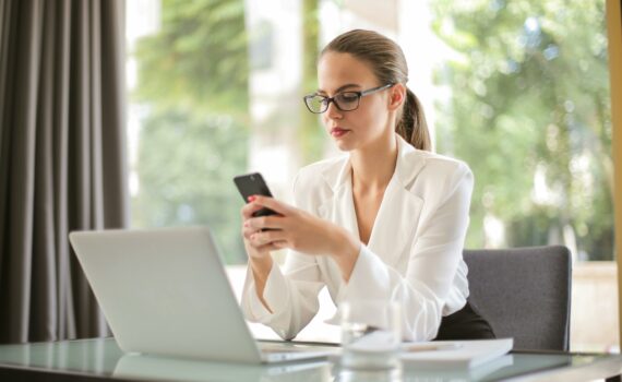 Femme qui veut trouver un homme compatible grâce à l'accompagnement de Marie-Christine Eustache, coach en relations amoureuses pour femmes matures